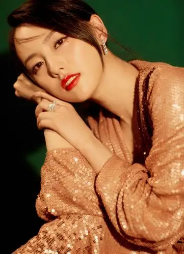 张嘉倪亮相时尚盛典 亮片长裙夺目吸睛