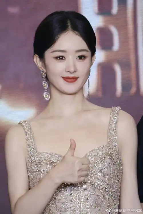 赵丽颖活动穿es高定