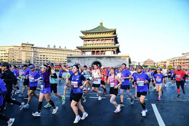 组图| 如期而至!西安马拉松今日鸣枪开跑 - 焦点 - 各界新闻网