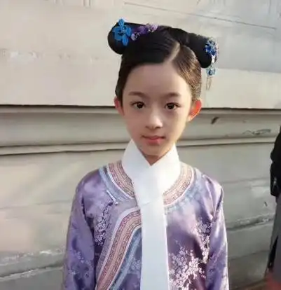 在《听雪楼》中,袁冰妍的童年角色展现了浓厚的侠义风采,令人印象深刻