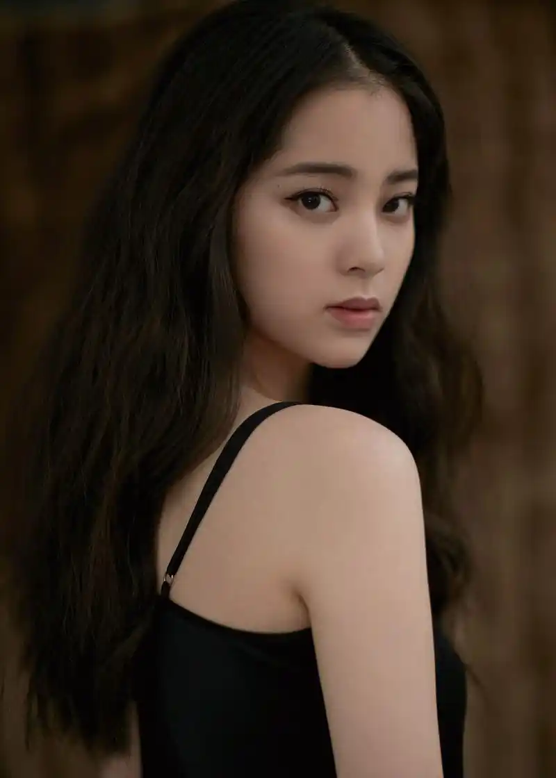 欧阳娜娜旗袍造型被说没有韵味,她才十九岁而已啊