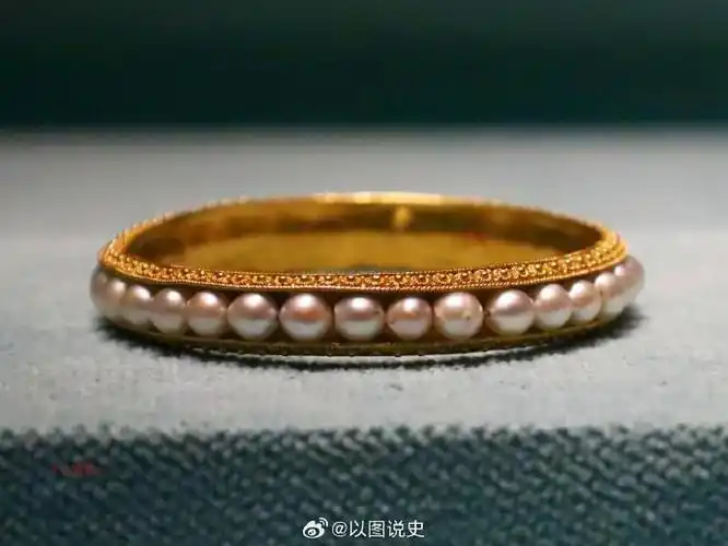 末代皇后婉容的金胎穿珍珠手镯