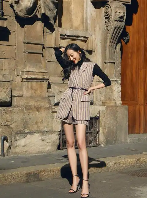 韩雪真会玩,五分短裤配长筒黑丝袜,秀纤细"竹竿腿"少女感十足