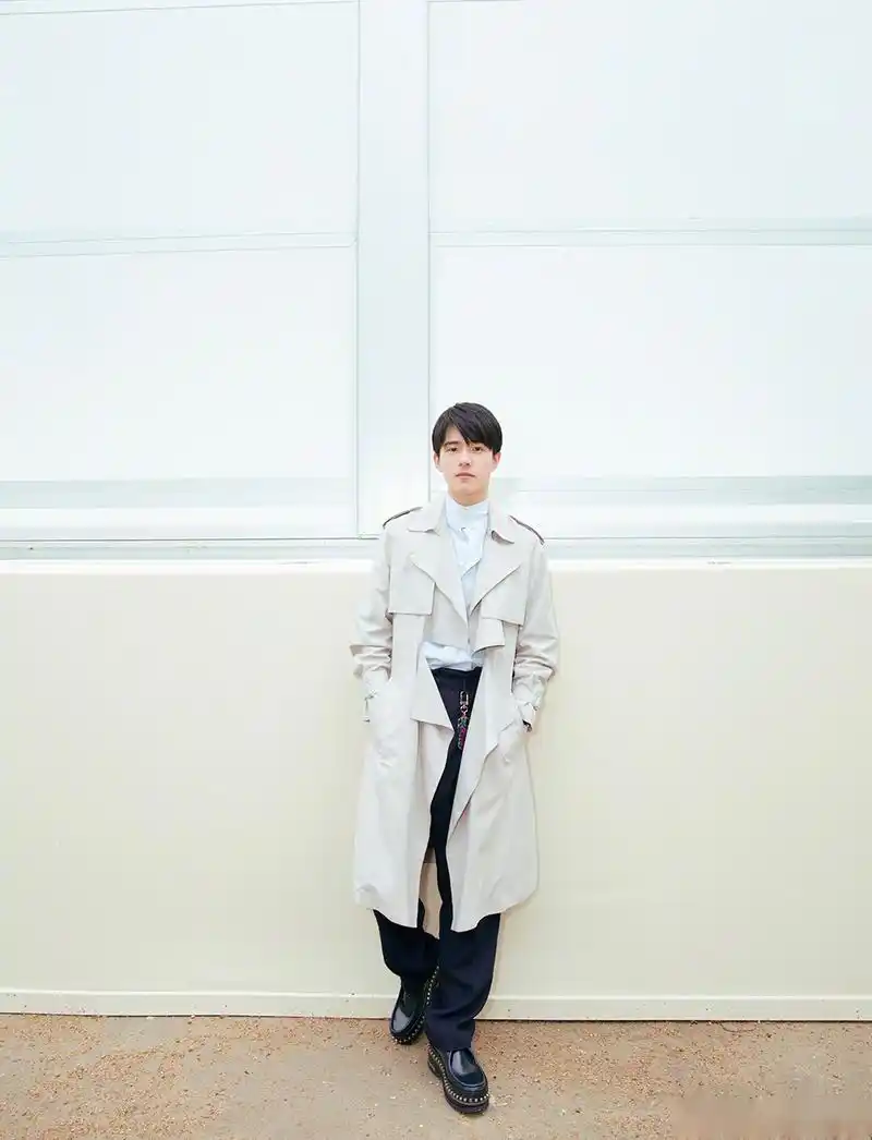 一身白色皮衣衬托下帅气袭人,大胆又前卫的剪裁增添了一丝别样的气质.