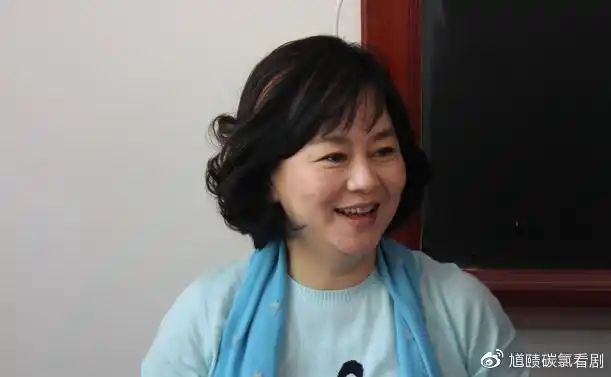 鞠萍姐姐自嘲腰太粗,为了观众37年不换发型,二婚寻得真爱