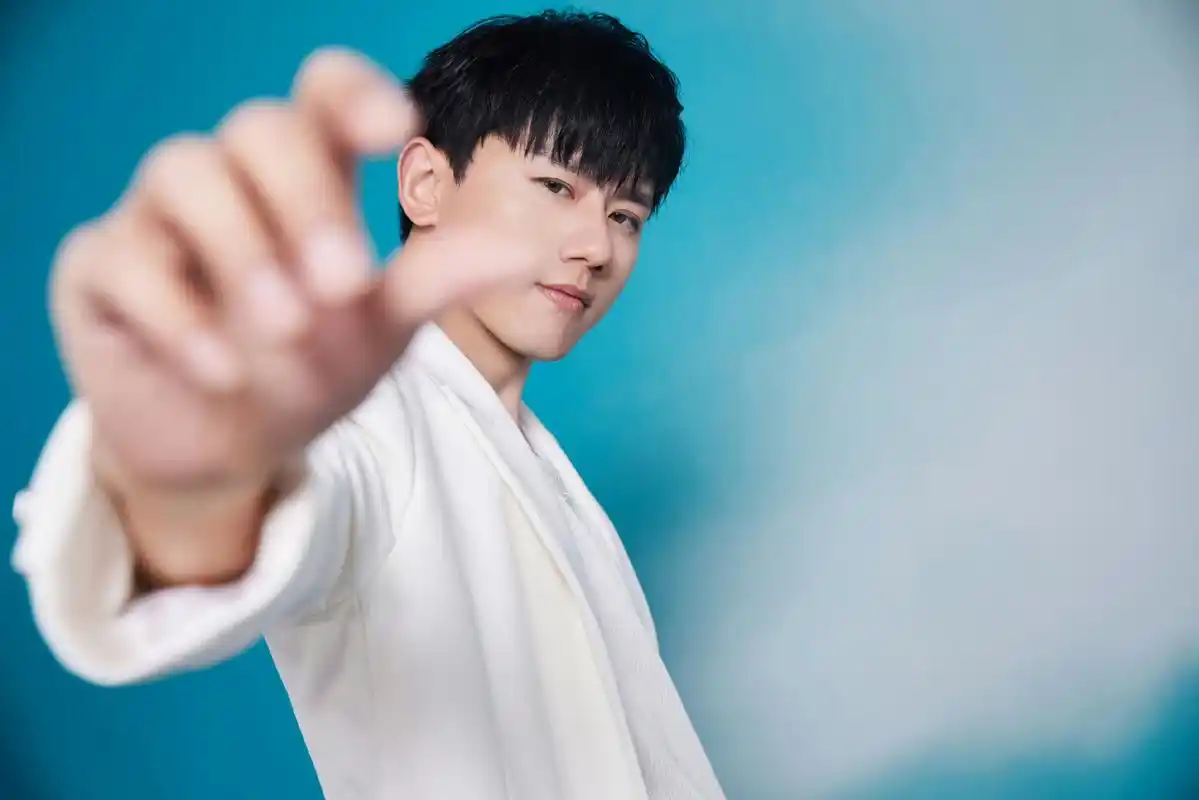 张杰《声生不息》全白造型,有点梦幻了