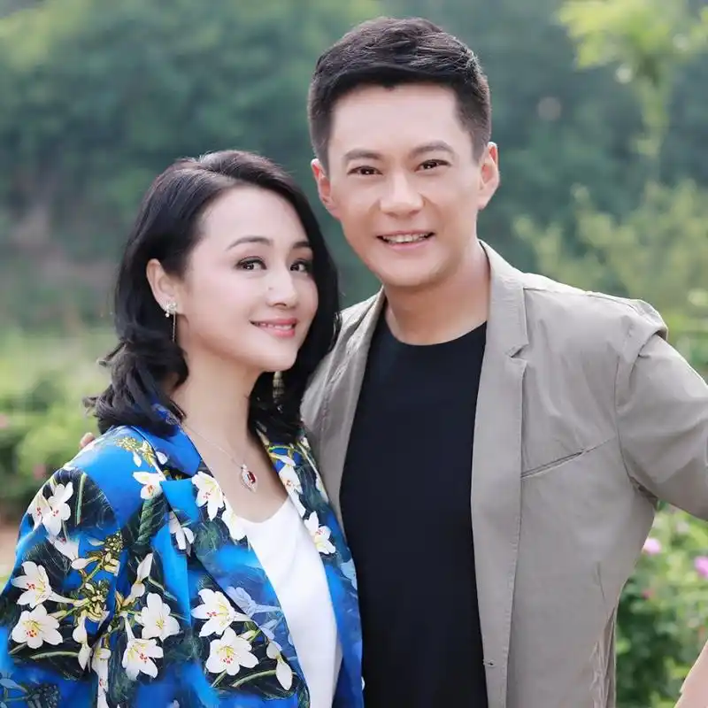 曹颖一家三口罕见合体出镜45岁曹颖还很灵气9岁儿子超像爸爸