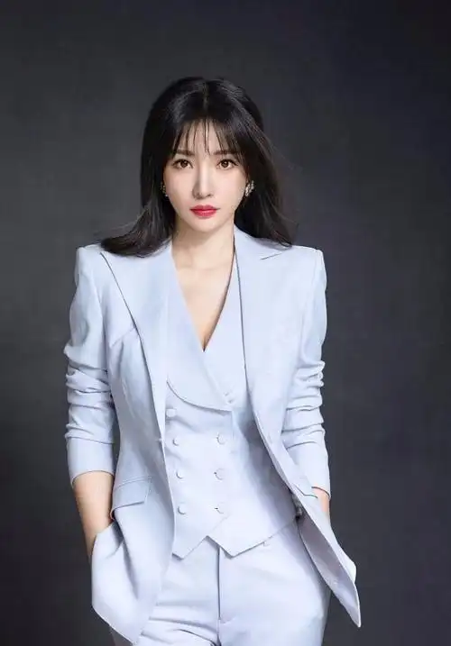 40岁柳岩浅蓝西装造型又美又飒眼神凌厉