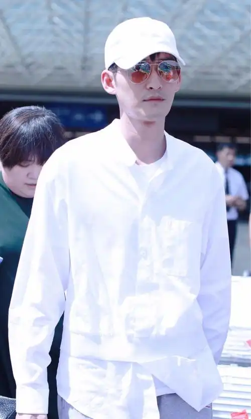 2018年6月27日,张翰现身北京机场,当天她身穿白色长袖衬衫内搭白色