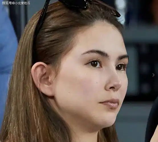 周杰伦昆凌现身澳网,男方戴假发抢镜,女方穿万元毛衫素颜显脸肿_网友