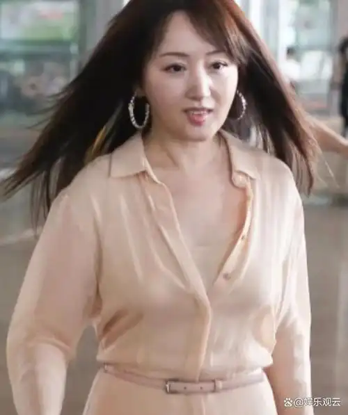 杨钰莹近照,在美颜下看似年轻,但身材多少还是有点暴露了