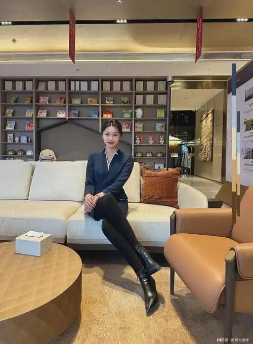 白皙|知性|小雅|职业装_网易订阅