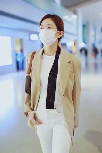 江疏影温柔知性机场私服照图片,分享一组江疏影图片给大家,图中的明星