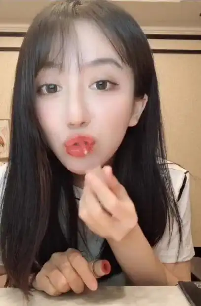 呆妹儿演示"涂口红",故意挺胸 嘟嘴卖萌,网友直呼还是有料!