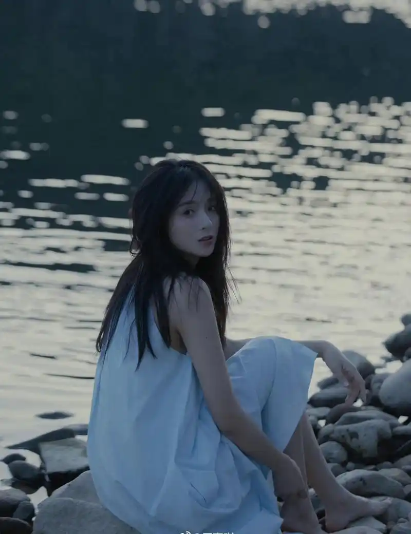 厉嘉琪白色连衣裙水边写真
