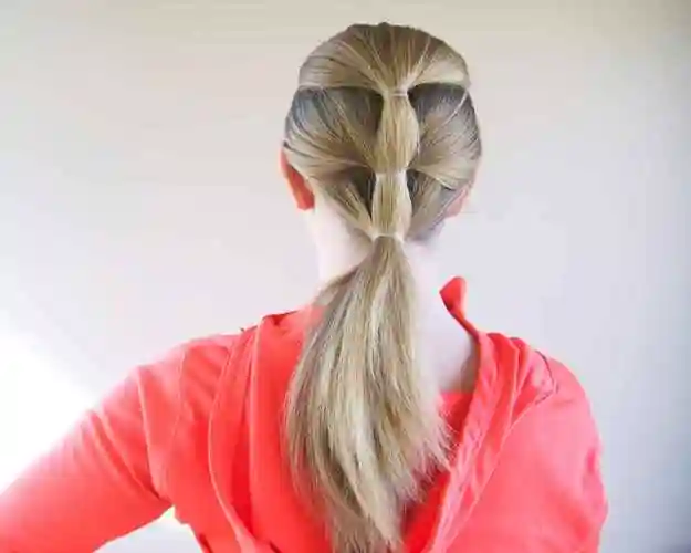 妹子看过来超简单跑步发型一分钟变运动女神