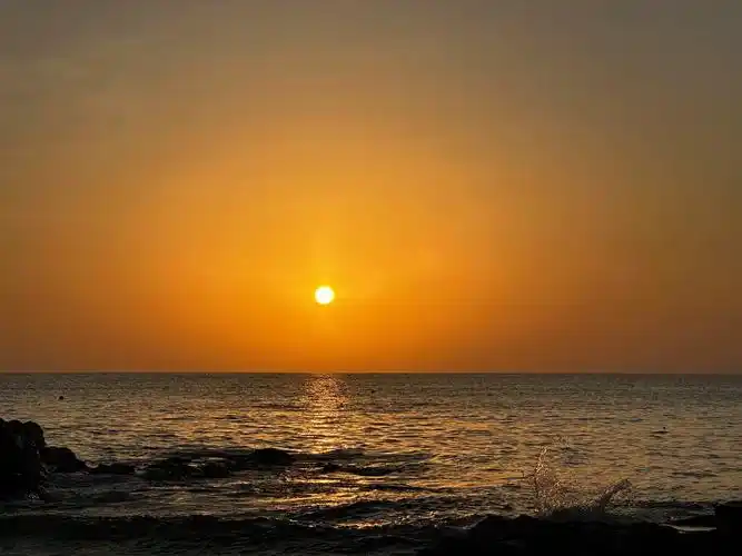 海边,黄昏,落日,恋人,挚友.这几个字打出来都觉得美好!#随 - 抖音