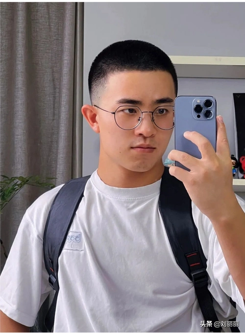 男生额头高适合什么发型图片,35岁陈伟霆的发型告诉我们:发际线高也能