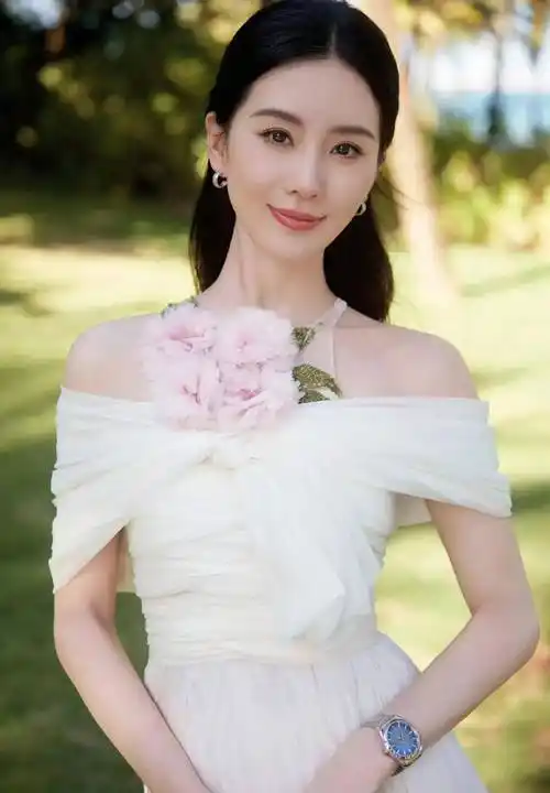 刘诗诗穿花朵露肩白裙仙气飘飘,薄纱飞舞温柔绝美,气质非凡