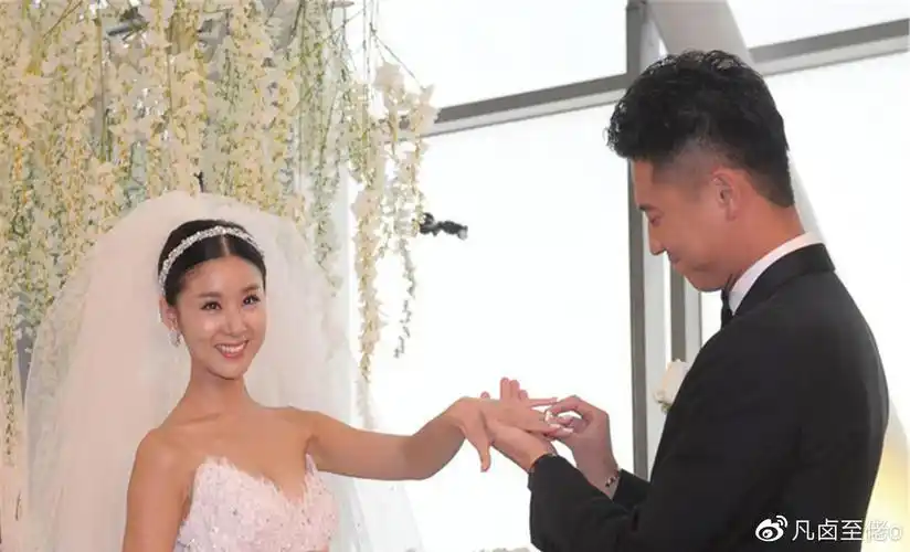 王雷和妻子李小萌,相守14年恩爱不减,一家3口幸福得让人羡慕