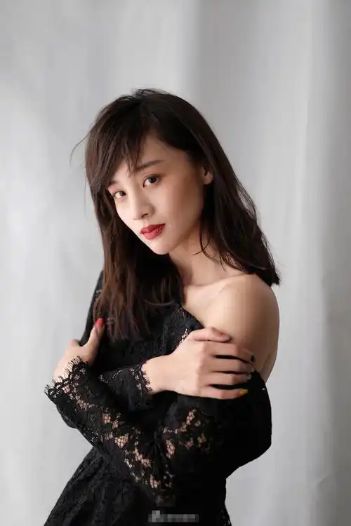 章龄之露玉背太撩人褪去青涩尽显极致魅惑