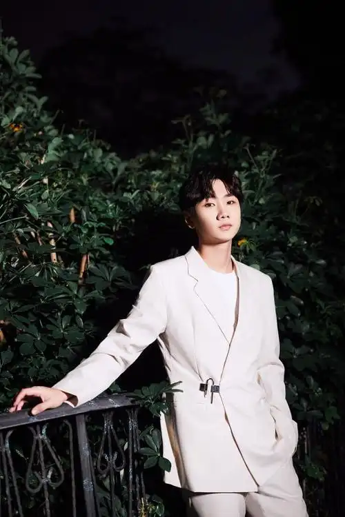 汪苏泷有一张娃娃脸都30多岁了仍似奶油小生穿西装好精致