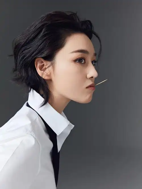 又飒又a张馨予背头短发大片释放焱人魅力