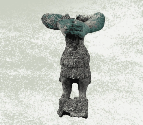 三星堆有两个青铜小立人,出土后竟无法修复,只能藏在地下仓库中