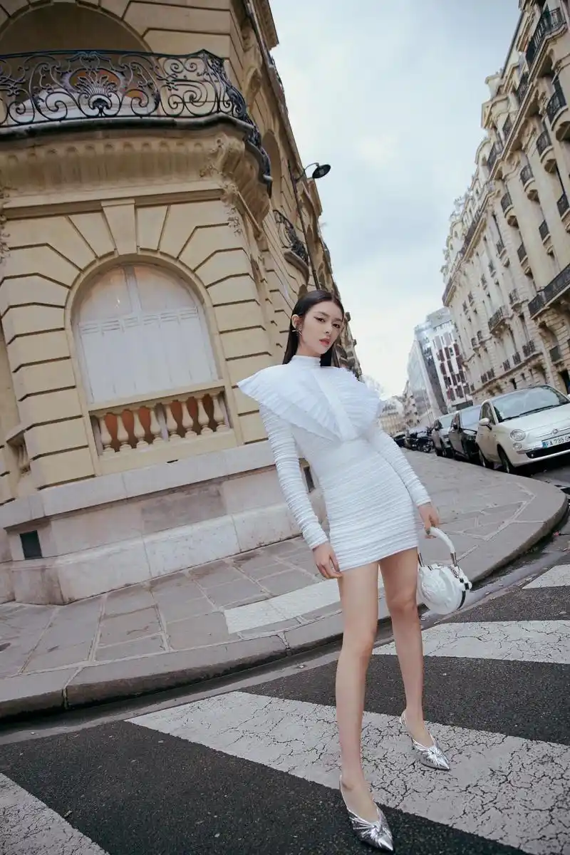 火箭少女101傅菁首战巴黎时装周 时尚表现力备受青睐