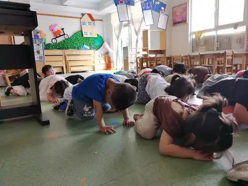 音乐律动《小鸡出壳》——伊禾幼儿园托三班