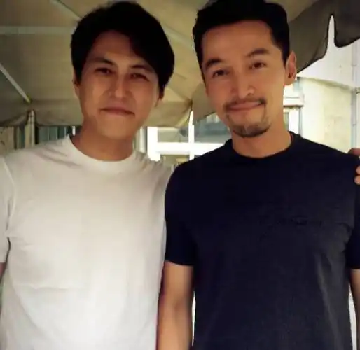 40多岁的靳东,为啥还这么帅气?看完他妈妈的照片,明白了!