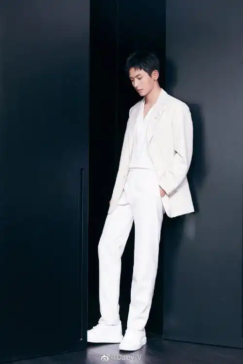 v-style#@张哲瀚疯子身着the kooples出席品牌活动.