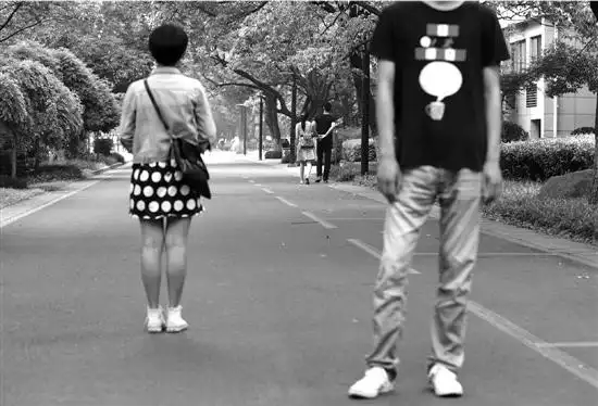 两情相悦难跨现实"门槛" 校园情侣无奈分道扬镳