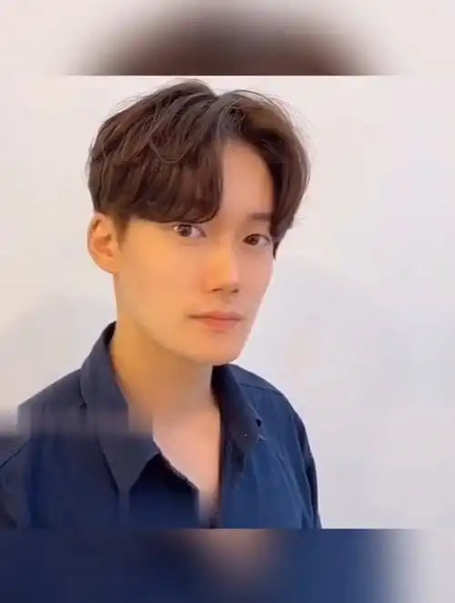 男生韩式减龄气垫烫发型男生四六分烫发