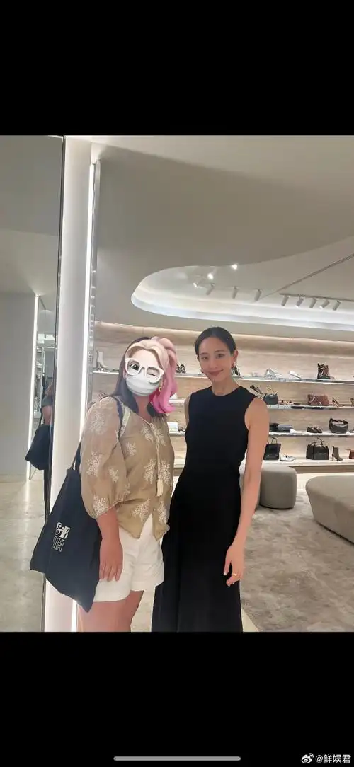 张钧甯与男友葡萄牙逛街