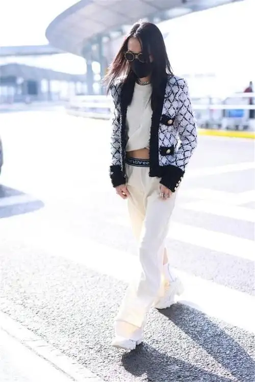 基本上都在一米六以上,然而,张韶涵却是例外,她的身高仅仅只有158cm