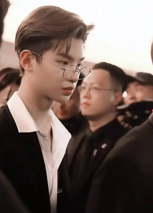 小王子黄明昊的西装专场为你而来!_感觉_样子_翻领