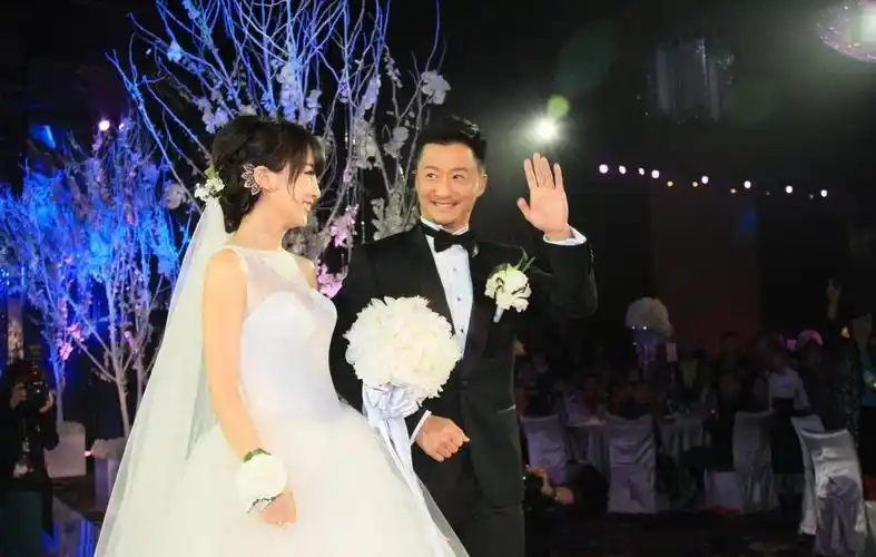 只是忙于事业的吴京,甚至连一个浪漫的婚礼都不能给谢楠.