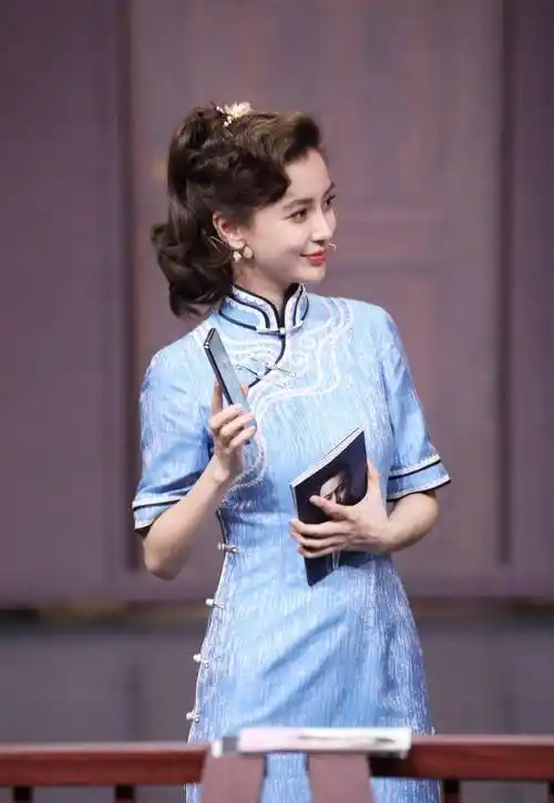 angelababy穿旗袍录王牌和关晓彤现场pk一个比一个时尚