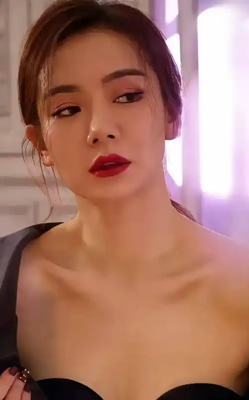 作为一名知名演员,戚薇出演了多部火爆一时的电视剧.