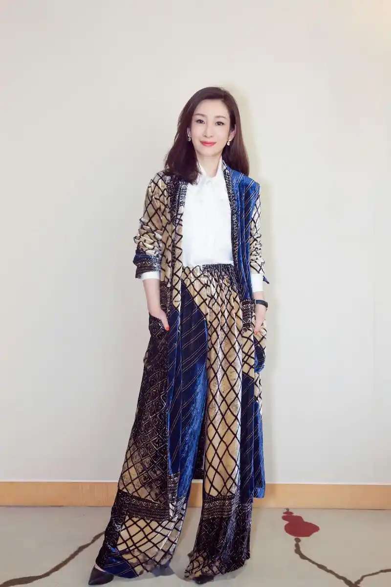 秦海璐出席第四届中国电视好演员颁奖典礼,一袭黑蓝金丝绒套装内搭衬