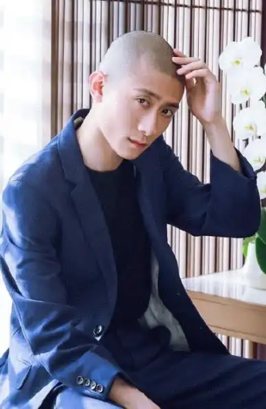 同样是寸头,忍了迪丽热巴,也躲过了杨颖,最后的他亮了