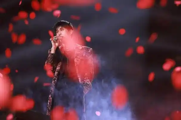 在灯光亮起的一刹那,整个舞台被红色和玫瑰色点亮,仿佛一片热烈的红海