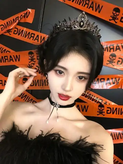 组图:鞠婧祎晒皇冠造型大片 穿黑色羽毛抹胸裙秀肩颈线条