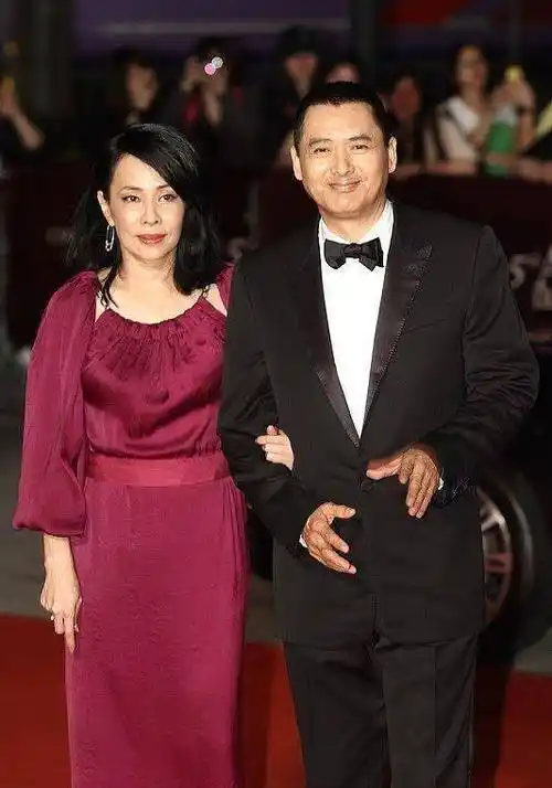 周润发老婆是个美女,酒红色缎面裙优雅大方,颇有韵味