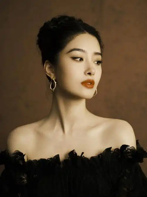 杨采钰油画感大头照##杨采钰怼脸图没输过