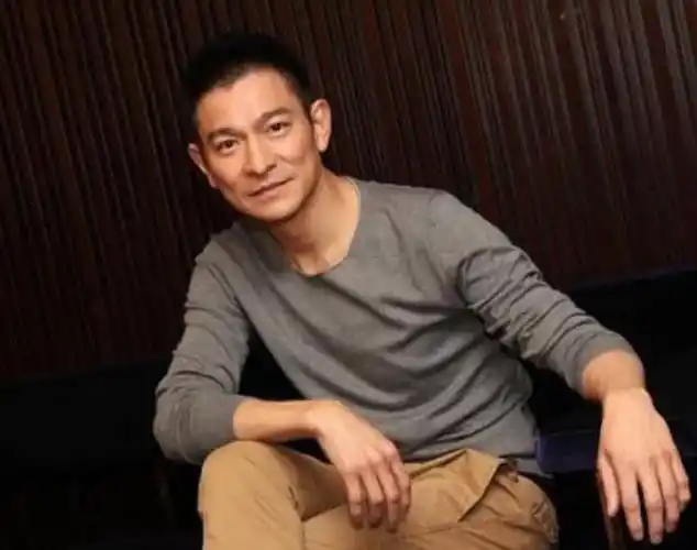 58岁的刘德华,隐瞒了30年的老婆,原来是这么熟悉的她