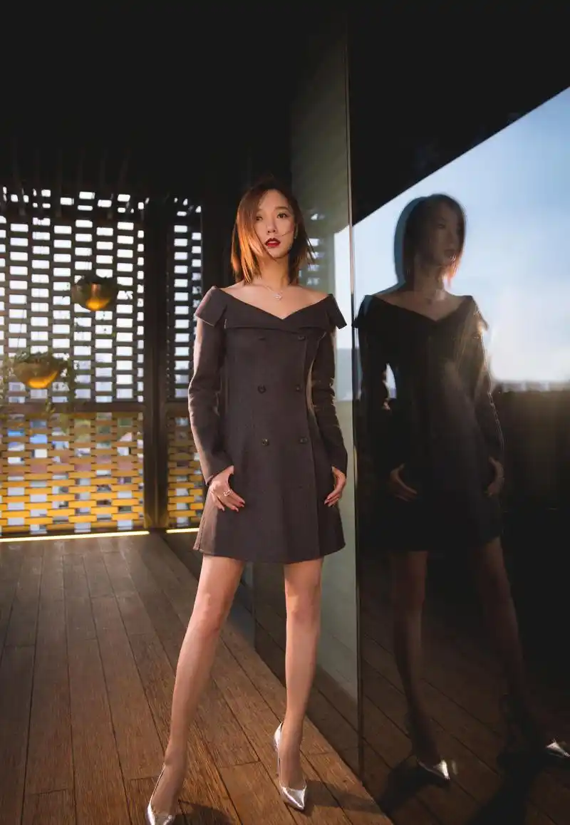 早期王珞丹出席活动,身穿露肩黑色小礼服,小露香肩性感动人,气质出众.