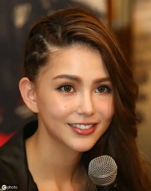 五官相当精致的昆凌出席活动,周杰伦"好眼光"