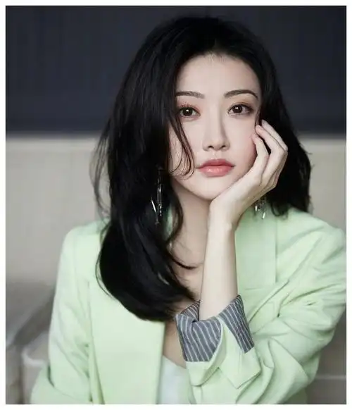 32岁景甜摆脱"扶不起的阿斗"称号,北影校花,终于靠美貌火了_佛经大全